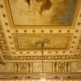 Ammiriamo infine il magnificente soffitto circoscritto da un�ampia fascia con corone lauree